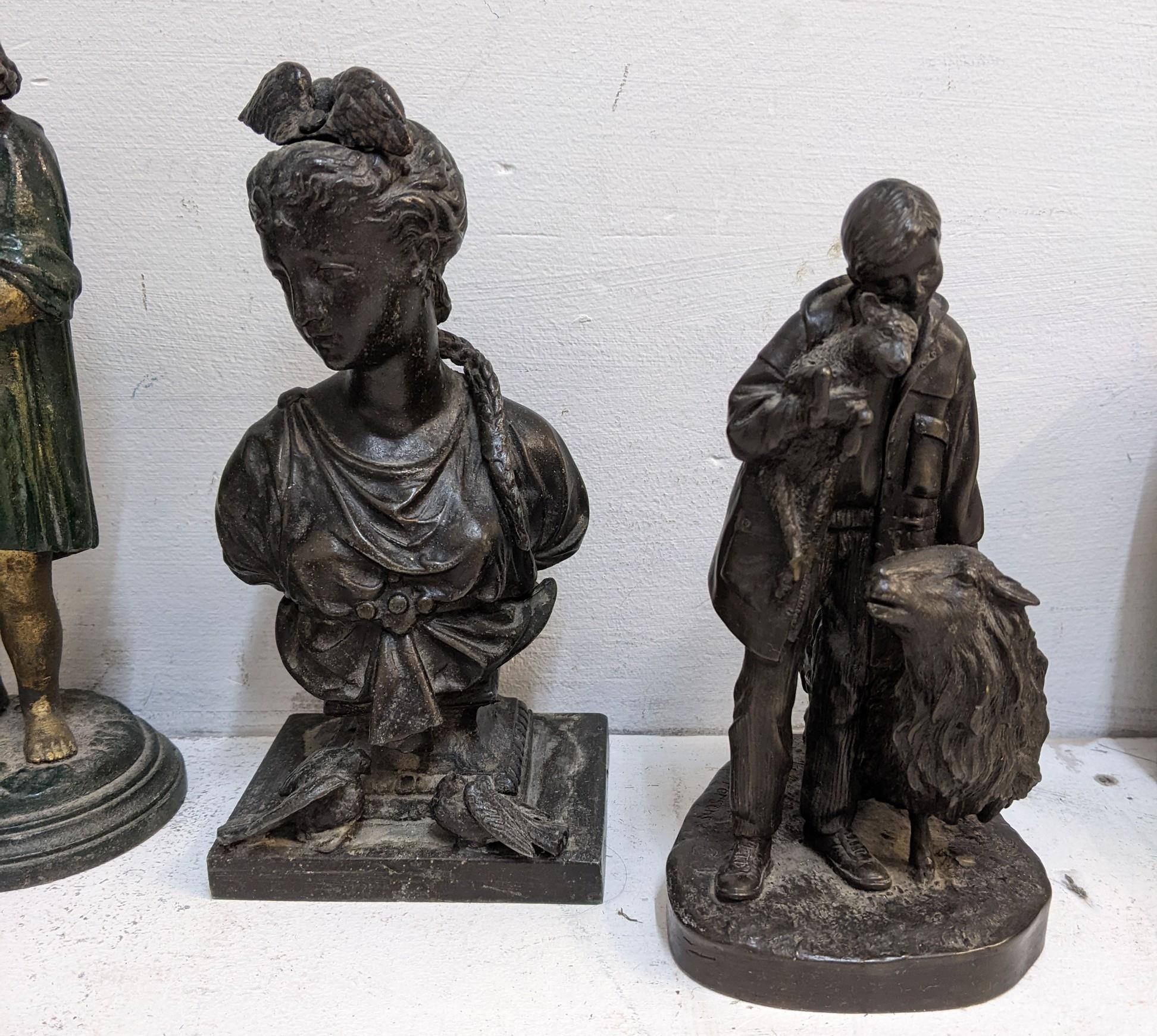 A mixed lot to include spelter figures, a ceramic and gilt spelter woman feeding chickens, - Bild 3 aus 5