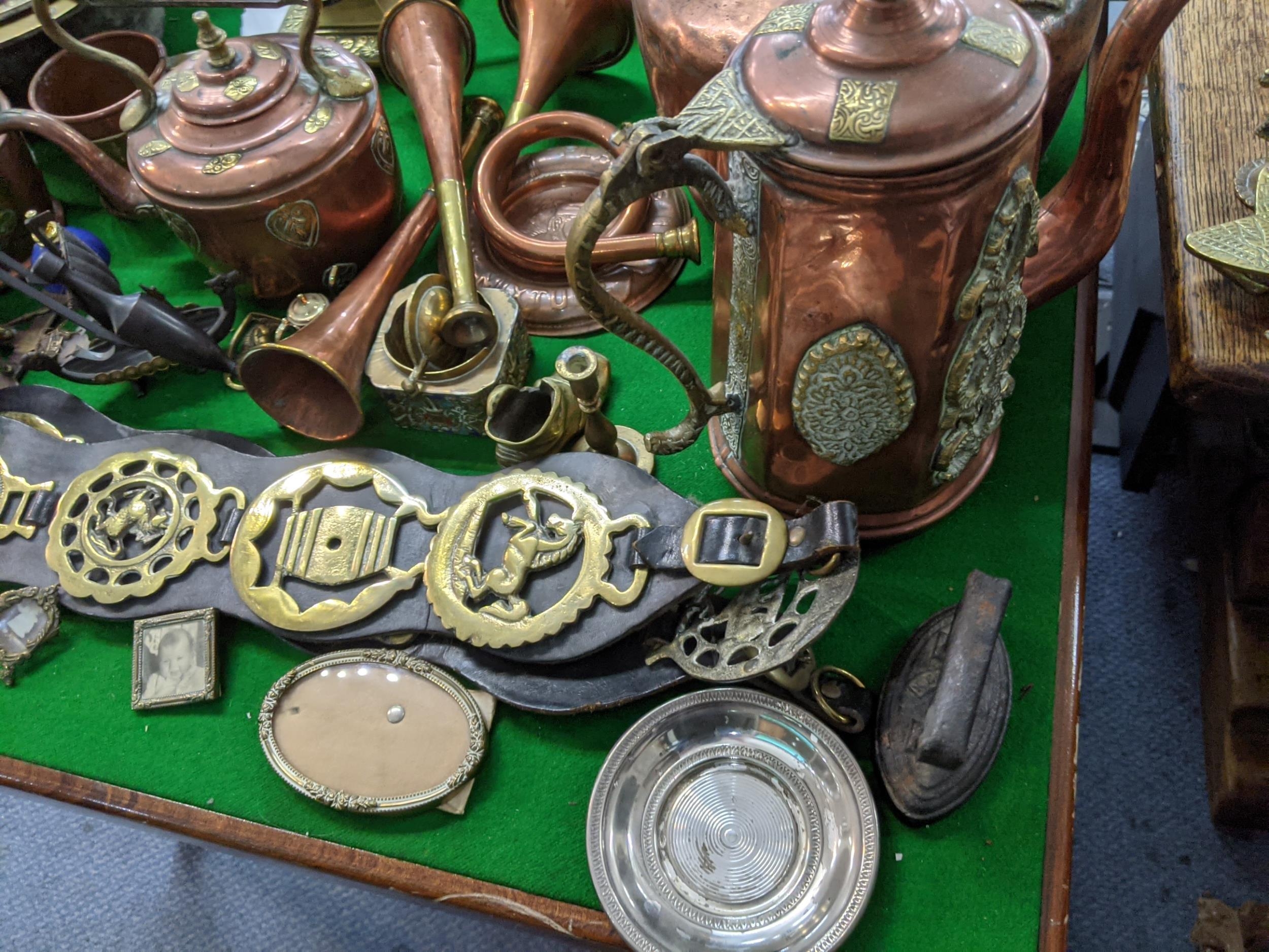 A collection of 19th century and later copper and brassware to include a set of Victorian pans - Bild 4 aus 6