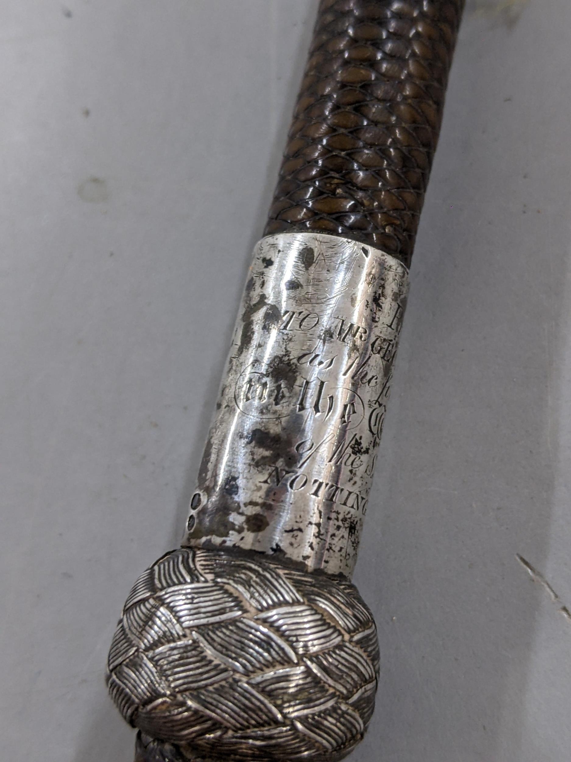 A mid 19th century silver handled horsewhip embossed with horses and engraved presented to Mr George - Bild 4 aus 6