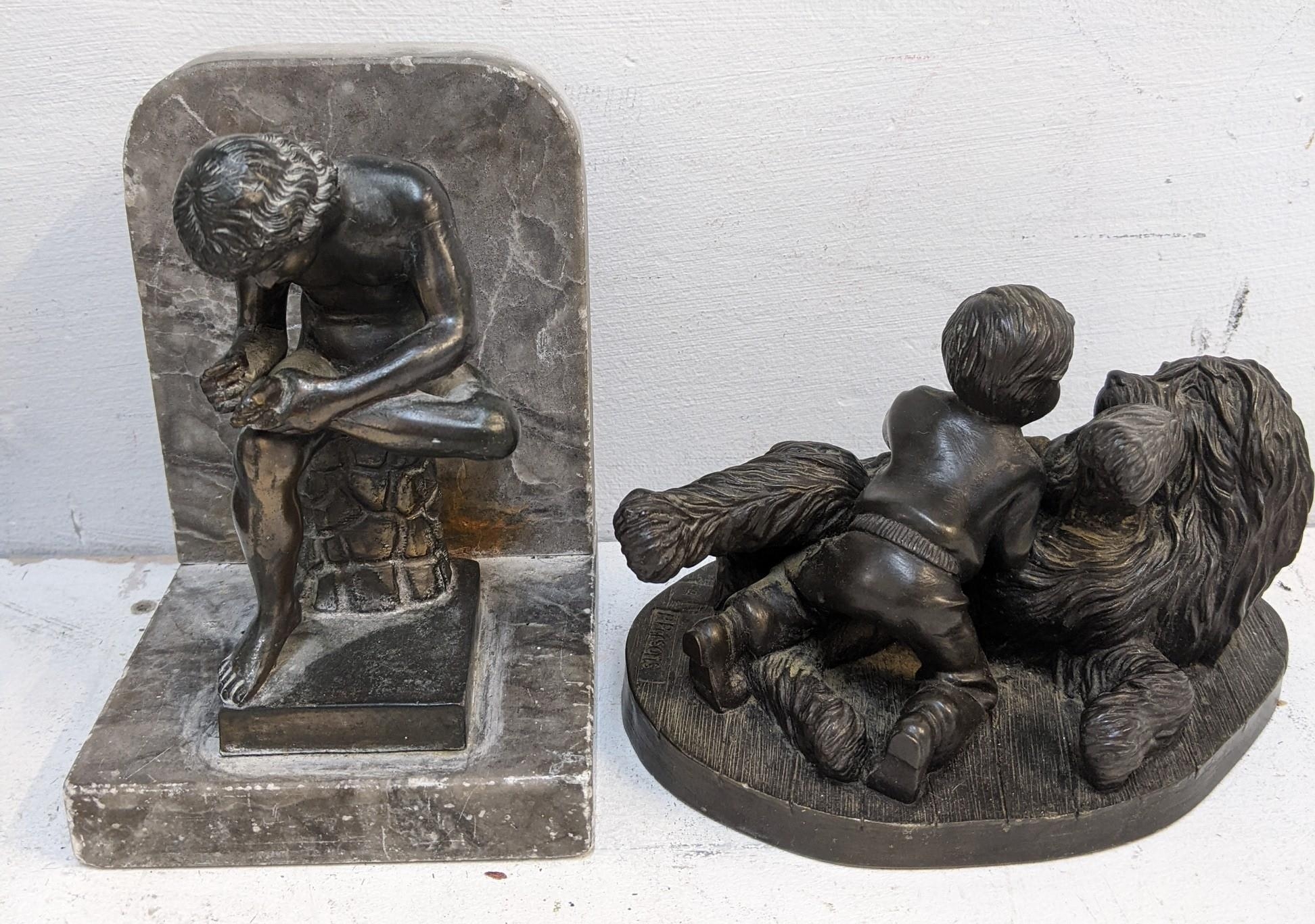 A mixed lot to include spelter figures, a ceramic and gilt spelter woman feeding chickens, - Bild 4 aus 5
