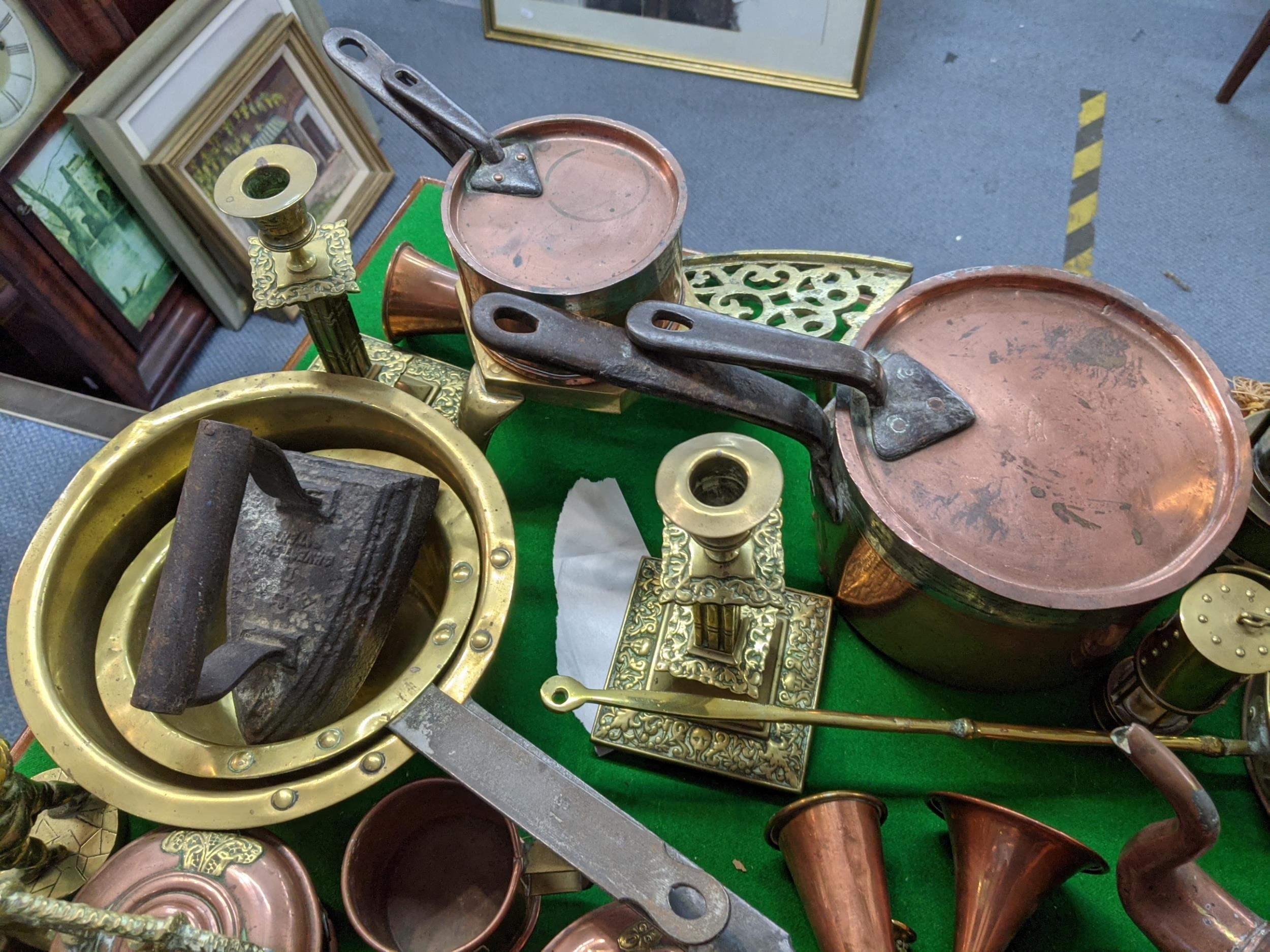 A collection of 19th century and later copper and brassware to include a set of Victorian pans - Bild 5 aus 6