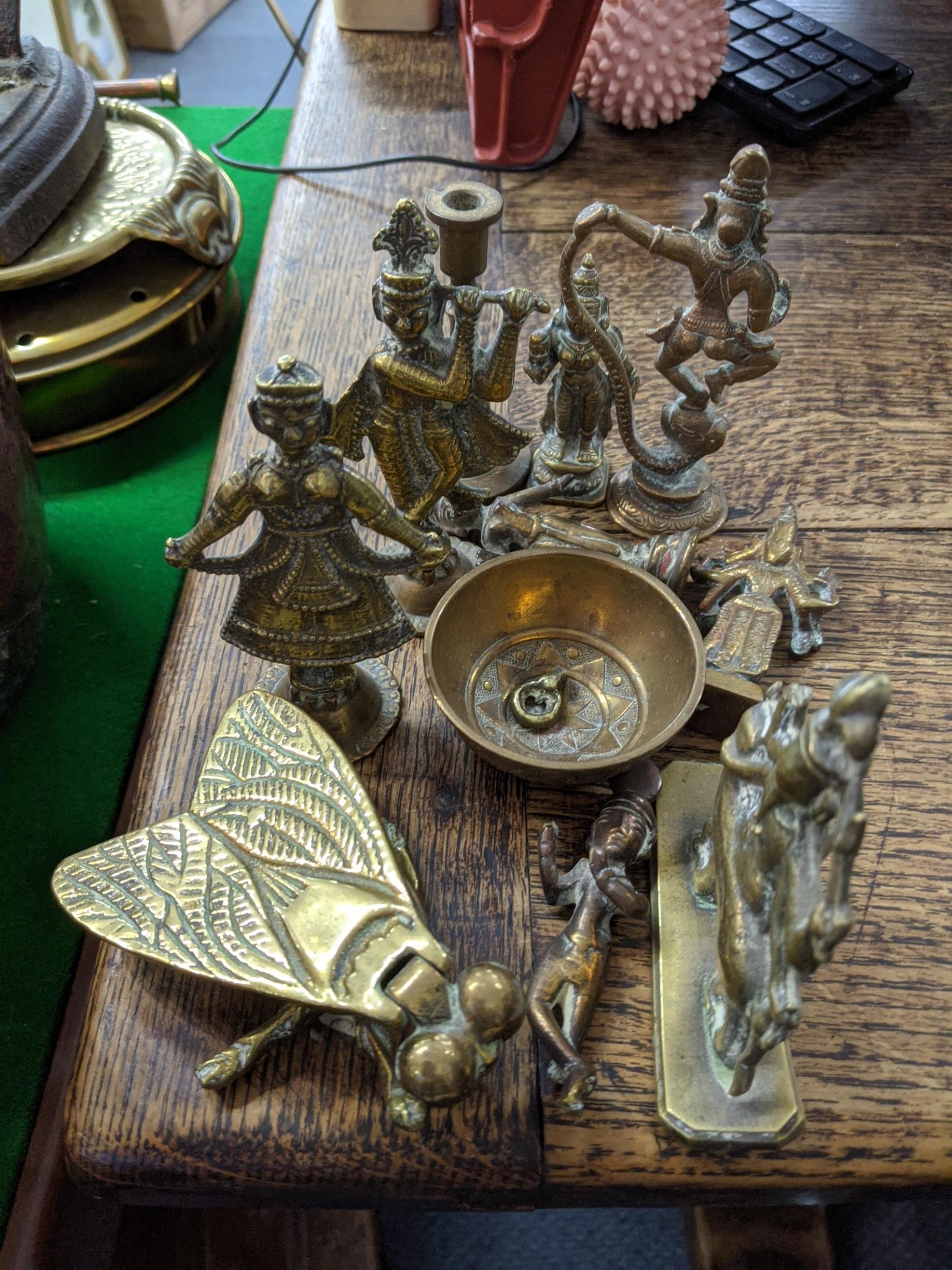 A collection of 19th century and later copper and brassware to include a set of Victorian pans - Bild 2 aus 6