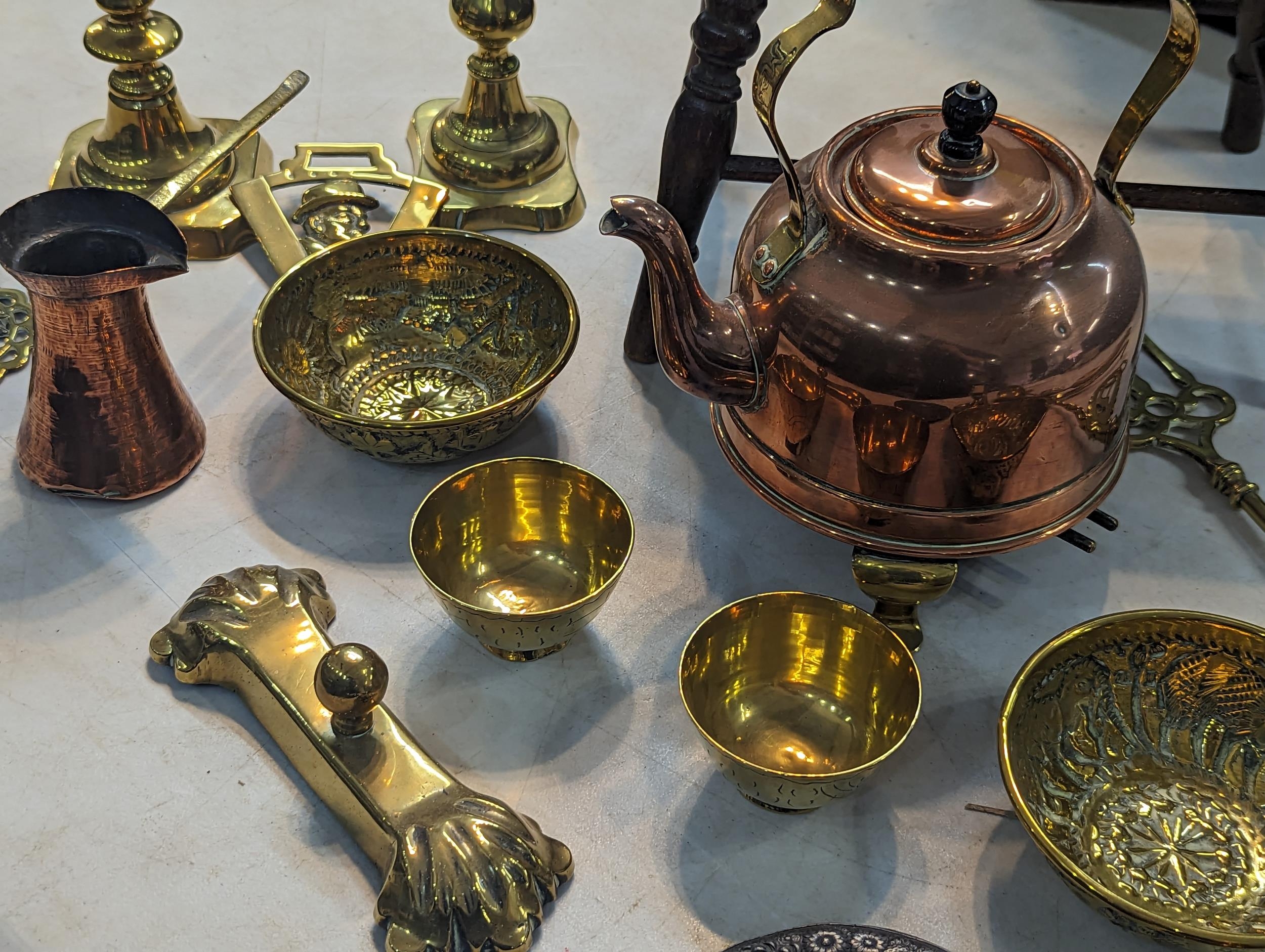 Mixed metalware to include brass candlesticks, copper kettle, fireside implements, along with a - Bild 3 aus 5