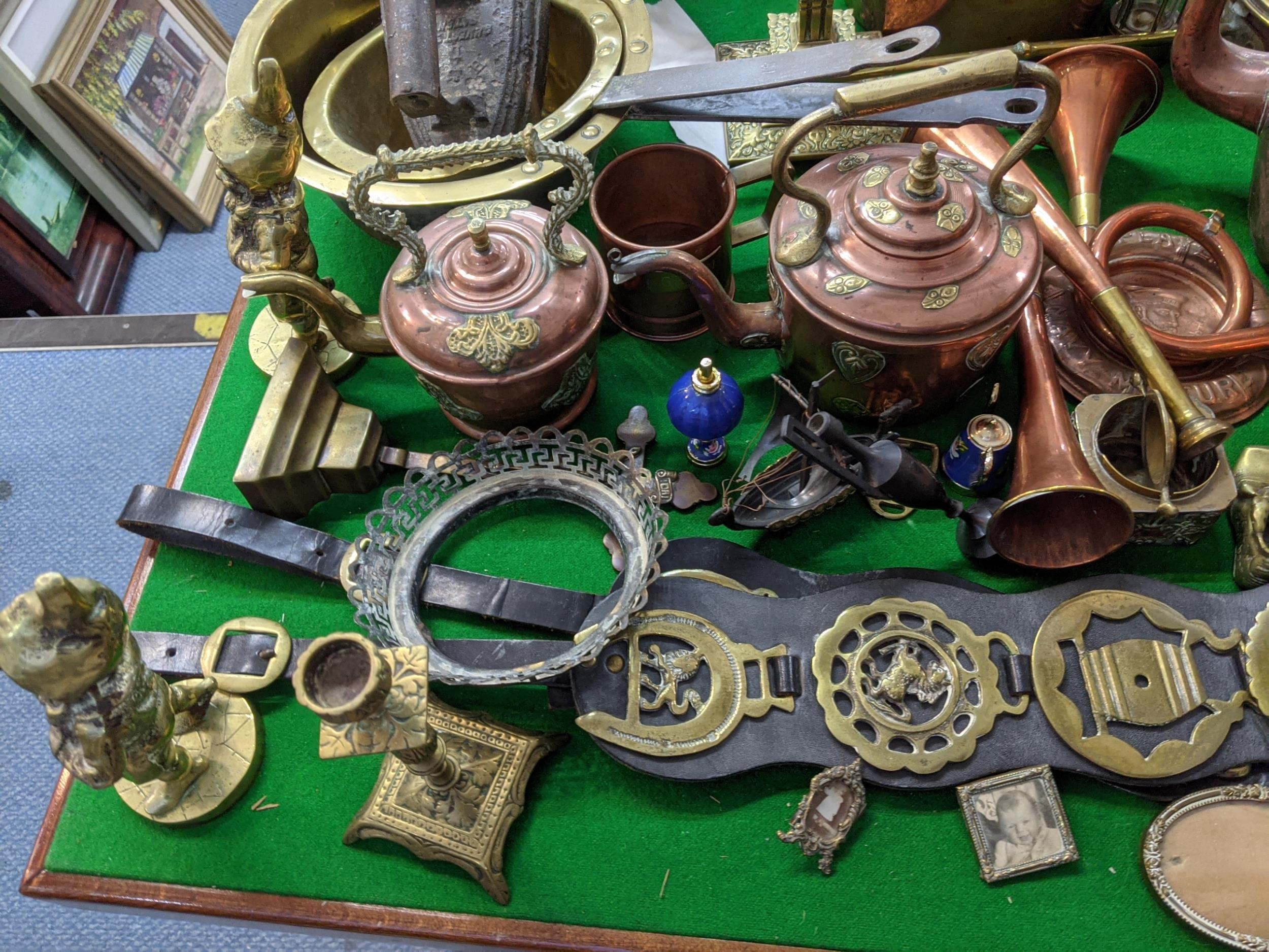 A collection of 19th century and later copper and brassware to include a set of Victorian pans - Bild 6 aus 6