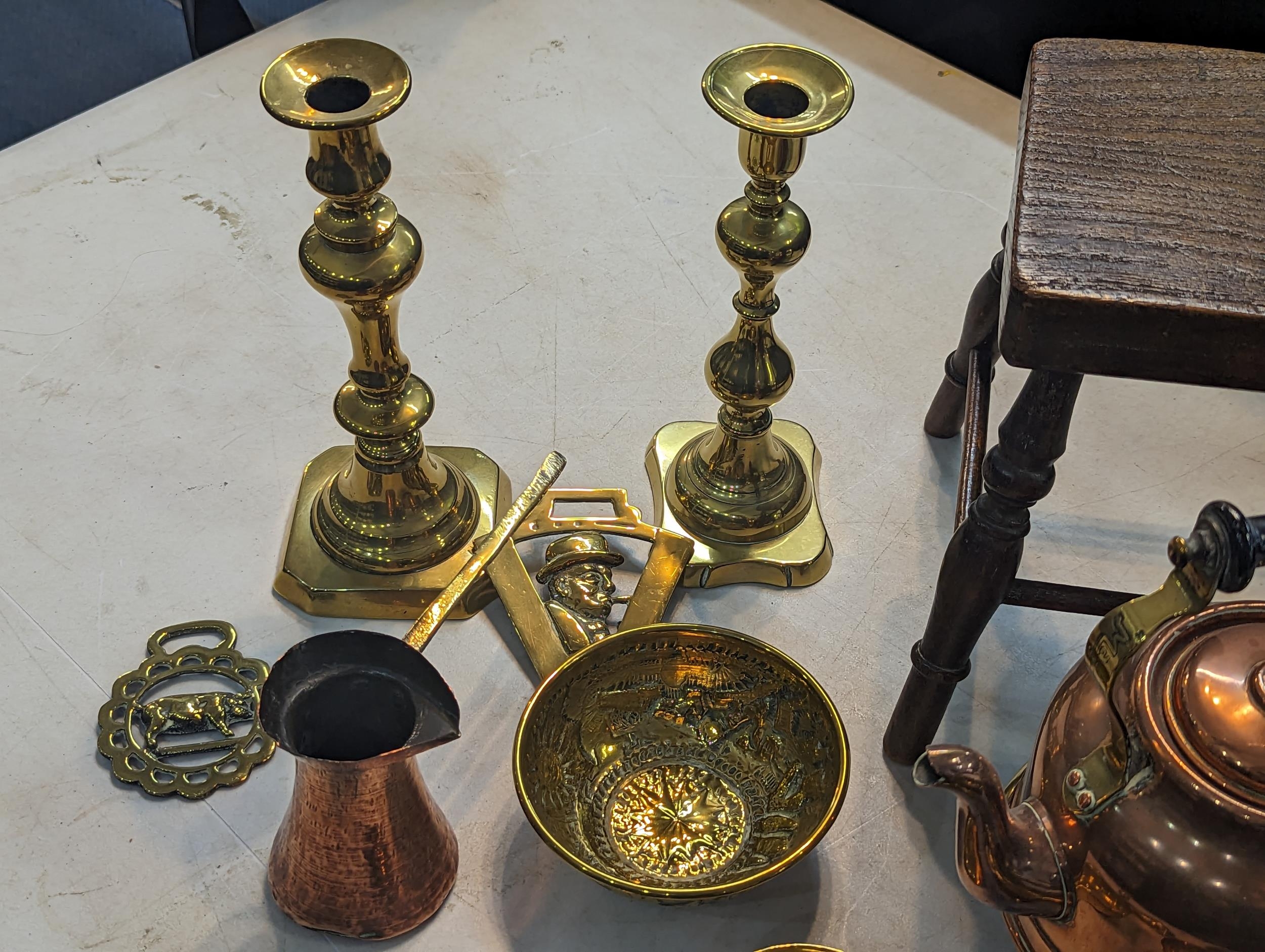 Mixed metalware to include brass candlesticks, copper kettle, fireside implements, along with a - Bild 2 aus 5