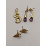 9ct gold jewellery to include a pendant in the form of a seahorse, together with two pairs of