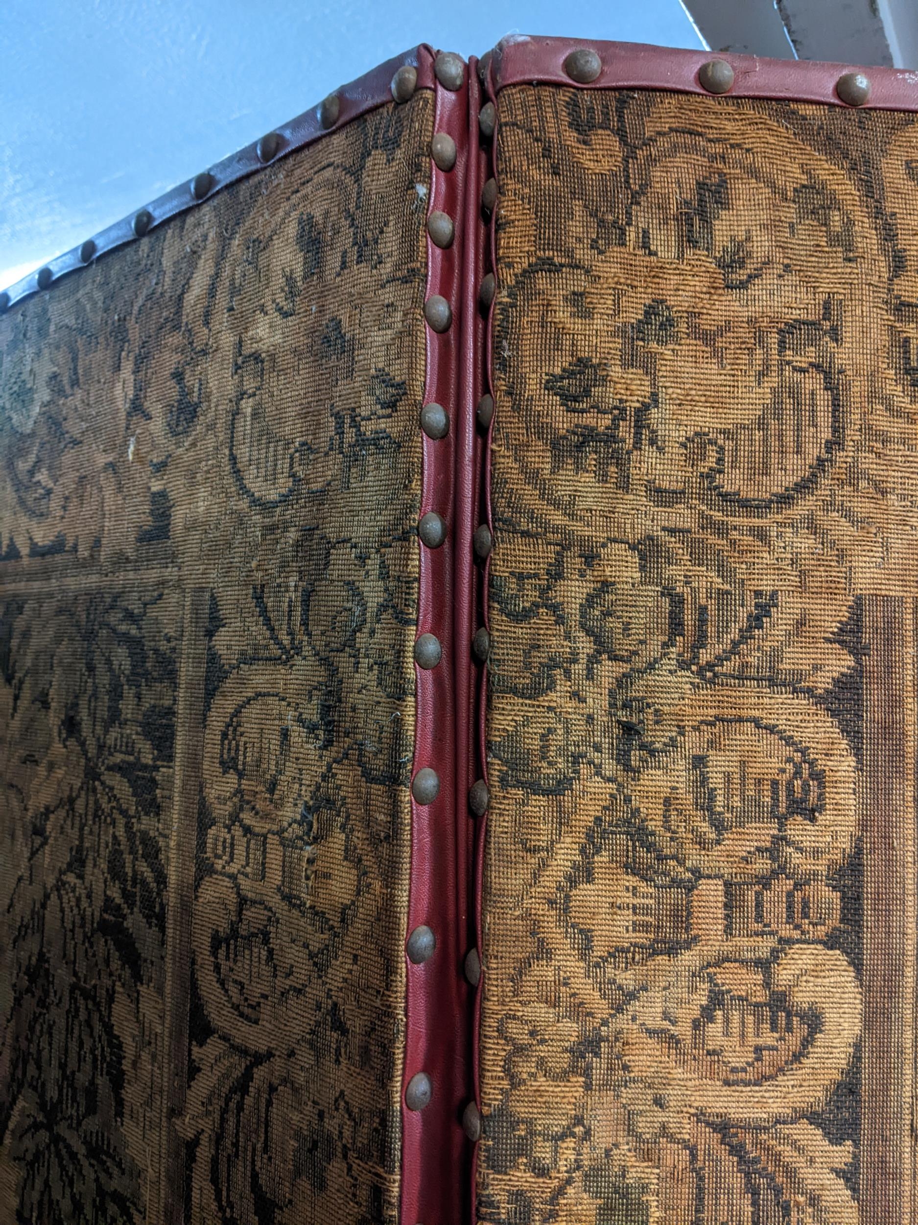 A late 19th/early 20th century four fold tapestry panel screen with red leather backing decorated - Bild 5 aus 5
