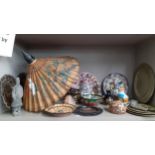 Worldwide tourist collectables to include painted Sorrento plates and Indian metal ware Location: