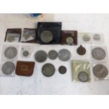 Coins to include a George IV silver shilling, a 1937 silver Crown, various commemorative coins and