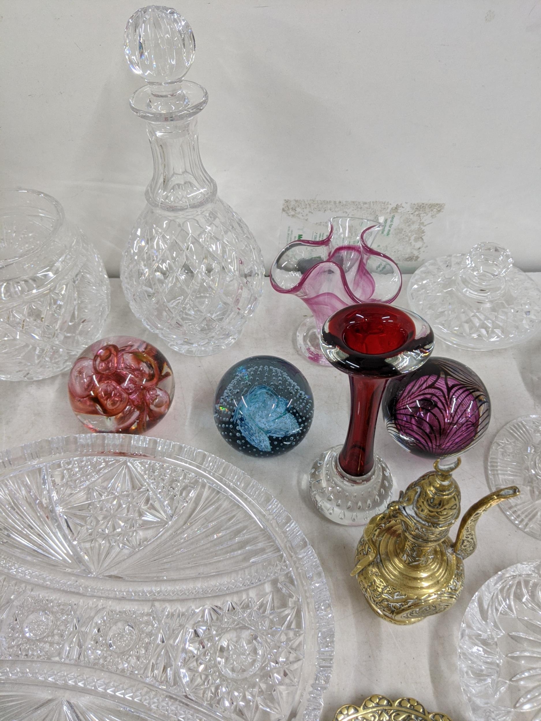 Glassware to include a Waterford paper weight, Oriffors glass bowl, brass ware to include a pair - Image 4 of 5