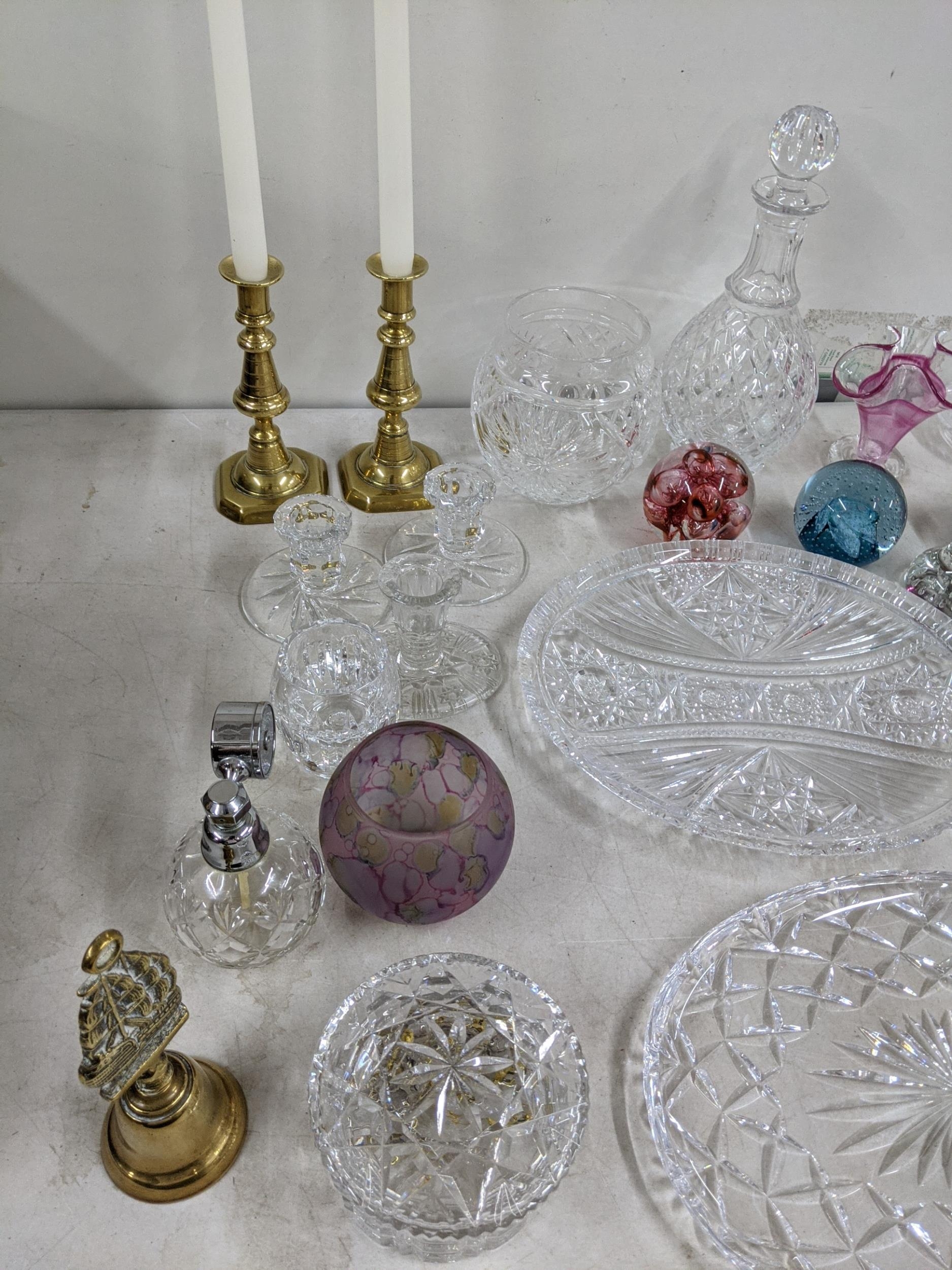 Glassware to include a Waterford paper weight, Oriffors glass bowl, brass ware to include a pair - Image 3 of 5