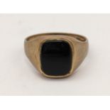 A 9ct gold gents signet ring inset with black onyx, 5.1g Location: