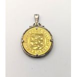 United Kingdom - Elizabeth II (1952 - 2022), Guernsey, Gold One Pound, dated 1981, in pendant mount,