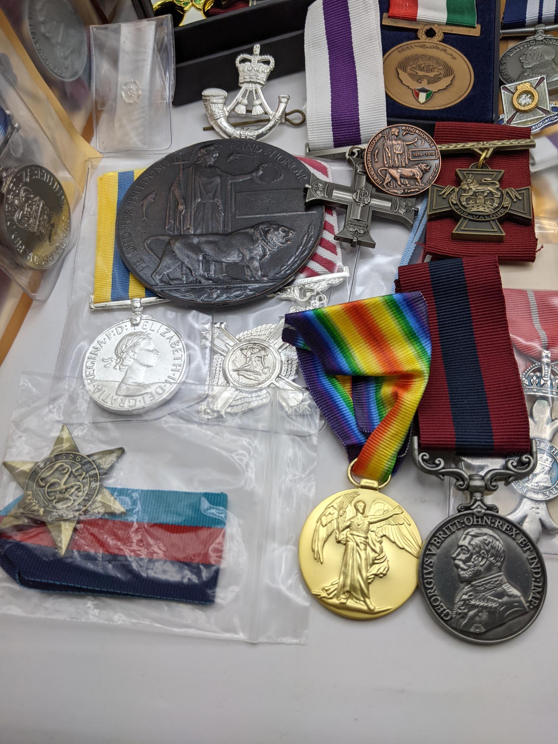 A collection of mostly British Replica medals, to include Victoria Cross, Distinguished Service - Image 6 of 8