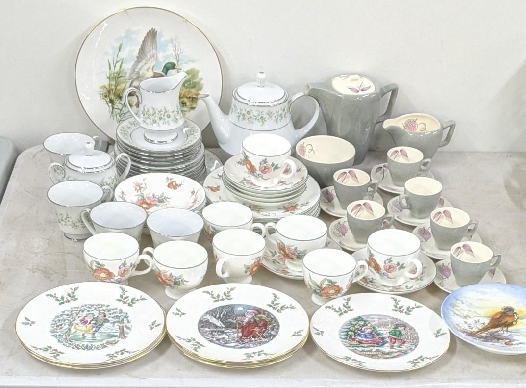 A mixed lot to include a Wedgwood part tea service to include cups and saucers, side plates and