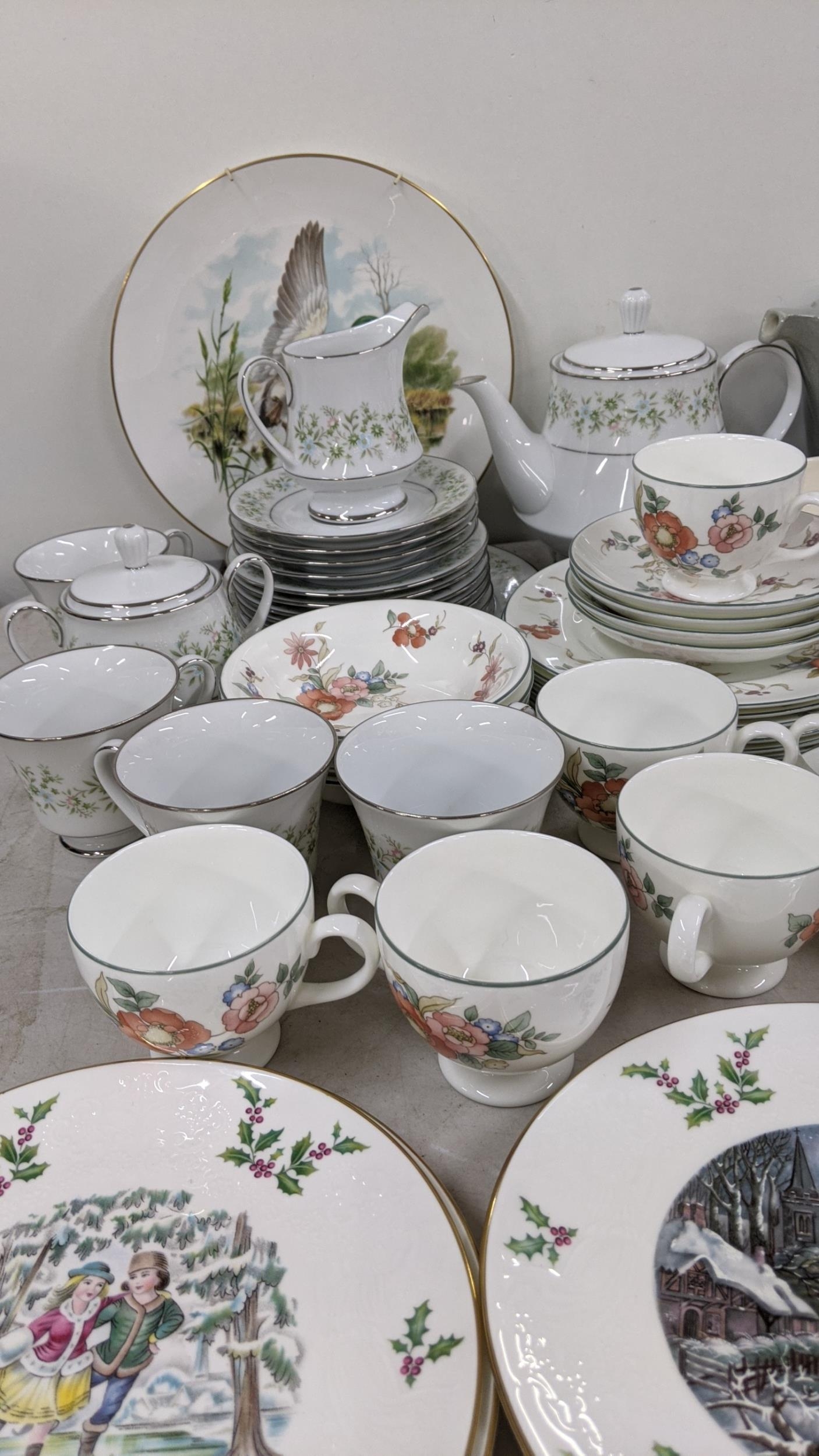 A mixed lot to include a Wedgwood part tea service to include cups and saucers, side plates and - Image 3 of 7