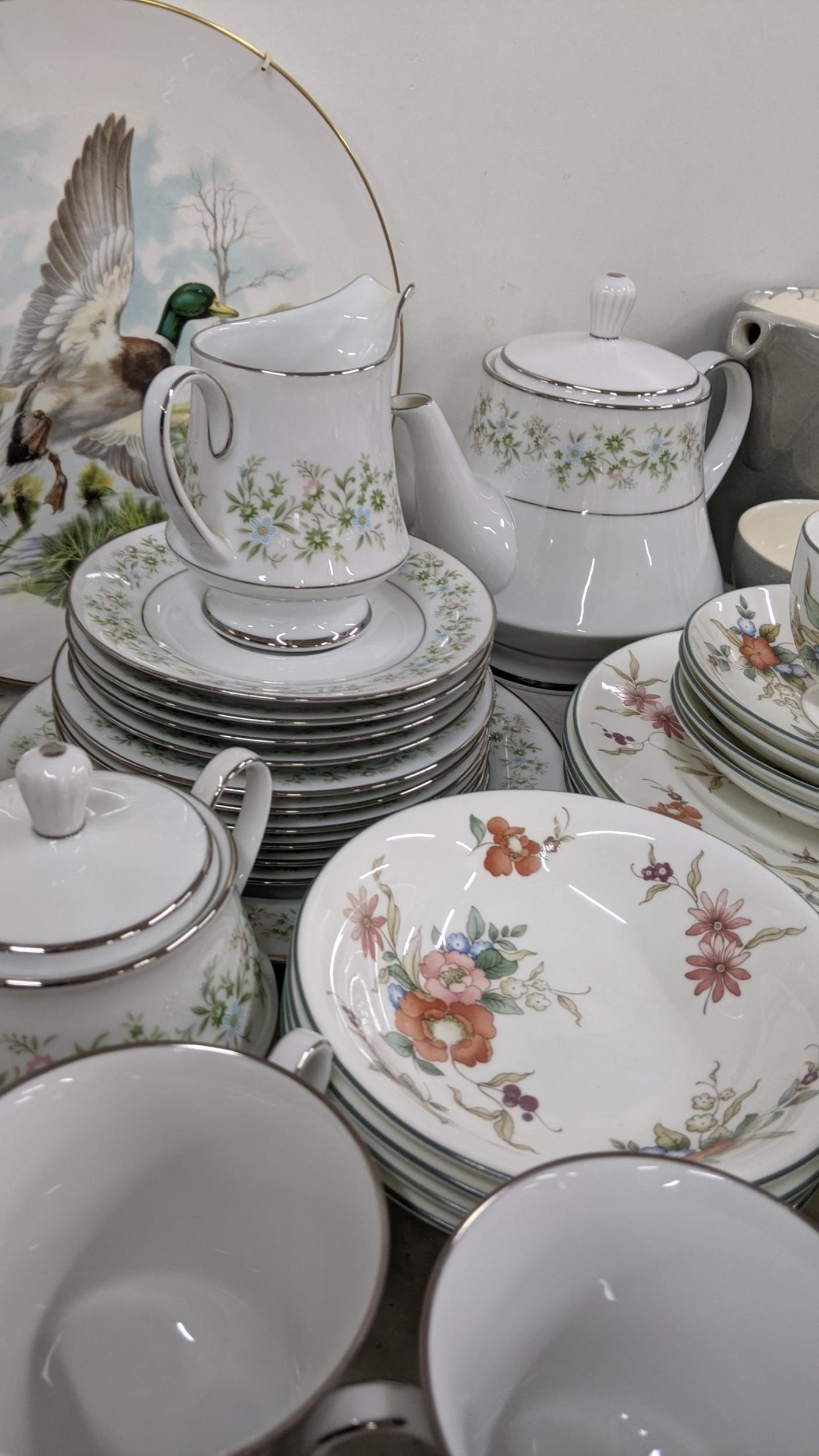 A mixed lot to include a Wedgwood part tea service to include cups and saucers, side plates and - Image 4 of 7