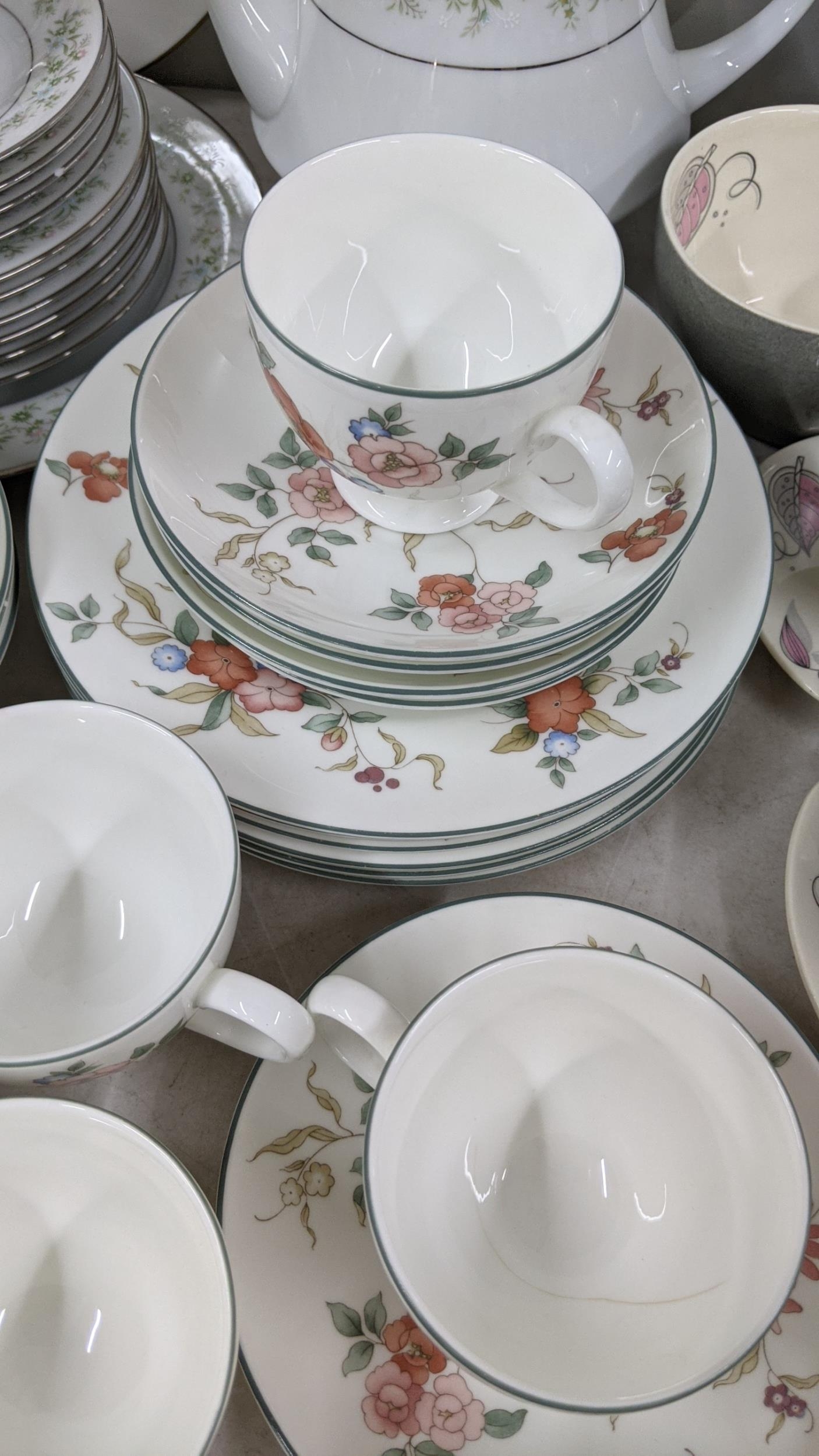 A mixed lot to include a Wedgwood part tea service to include cups and saucers, side plates and - Image 7 of 7