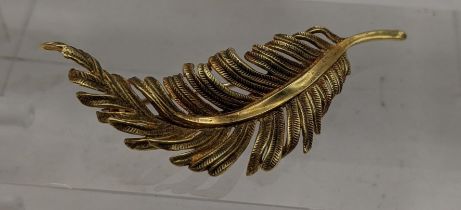 A 14ct gold brooch in the form of a feather, total weight 4.3g Location: