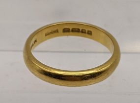 A 22ct gold wedding band, total weight 5g Location: