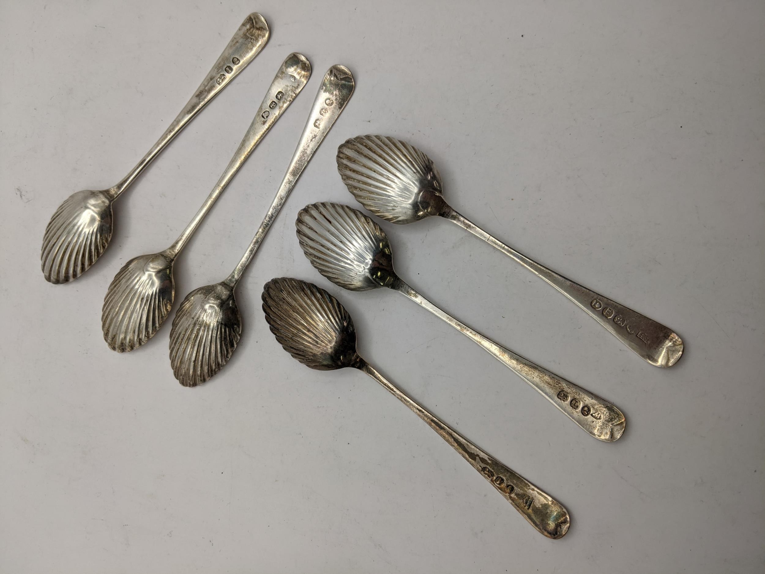 A set of six Georgian tea spoons with scallop design bowls, cased, 66.9g Location: - Image 2 of 3