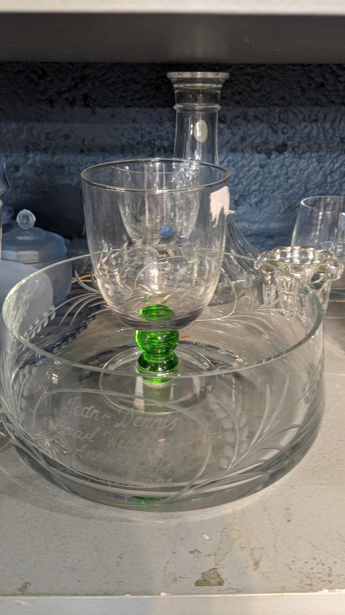 A mixed lot of glassware to include a boxed Portmerion Botanic glass and others Location: - Image 4 of 5