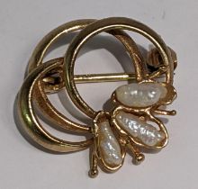 A 9ct gold brooch inset with three pearls, 2.2g Location: