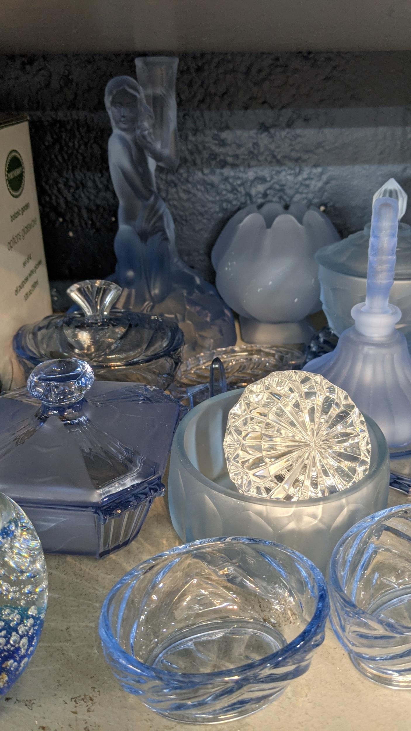 A mixed lot of glassware to include a boxed Portmerion Botanic glass and others Location: - Image 3 of 5