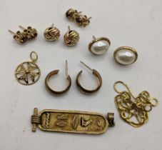 A quantity of 9ct gold and yellow metal jewellery to include earrings, necklaces and pendants