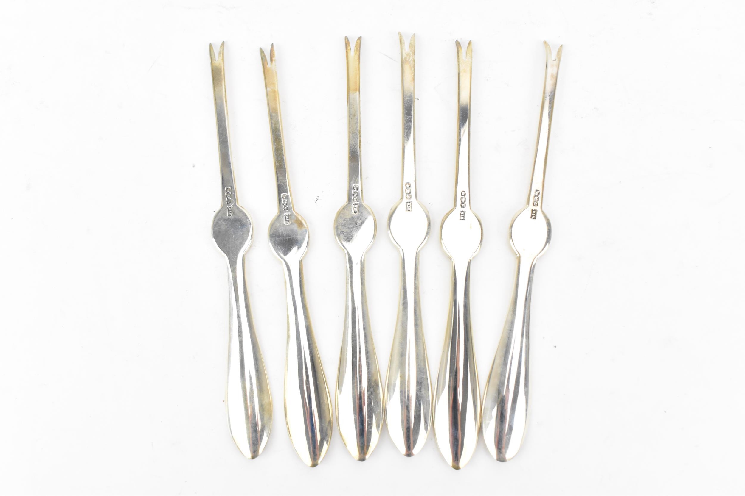 A set of six George V silver crab forks by Walker & Hall, 16 cm long, combined weight 144 grams - Image 2 of 3