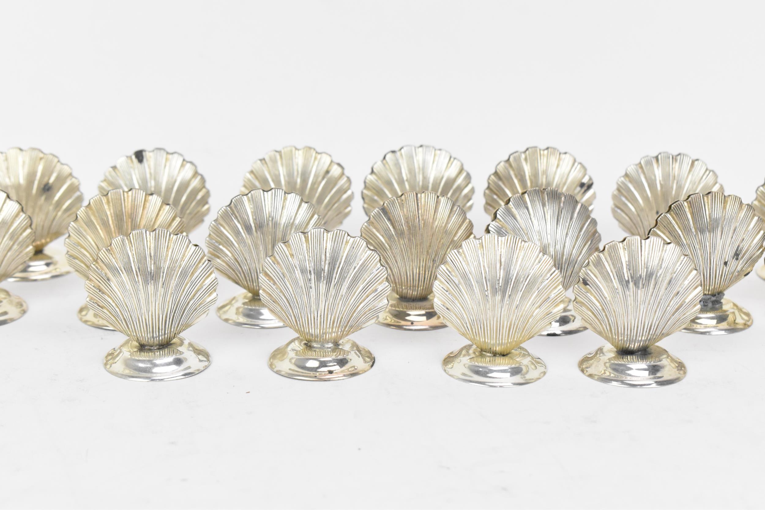 A set of sterling silver shell-shaped menu holders, or place names, each designed as a clam shell - Image 2 of 6
