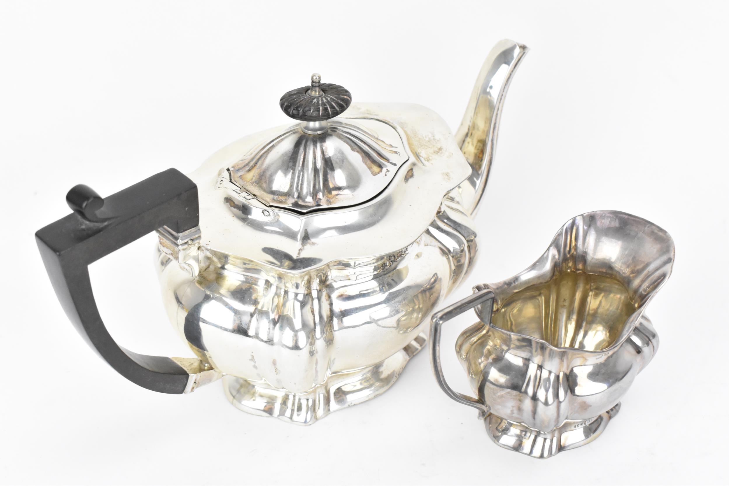 An Edward VII silver teapot and milk jug by William Adams Ltd, Birmingham 1909, the teapot with - Image 6 of 7