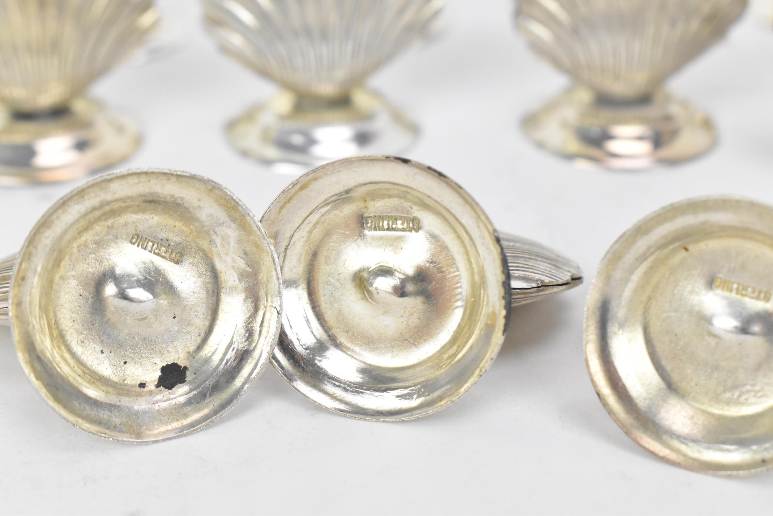 A set of sterling silver shell-shaped menu holders, or place names, each designed as a clam shell - Image 6 of 6