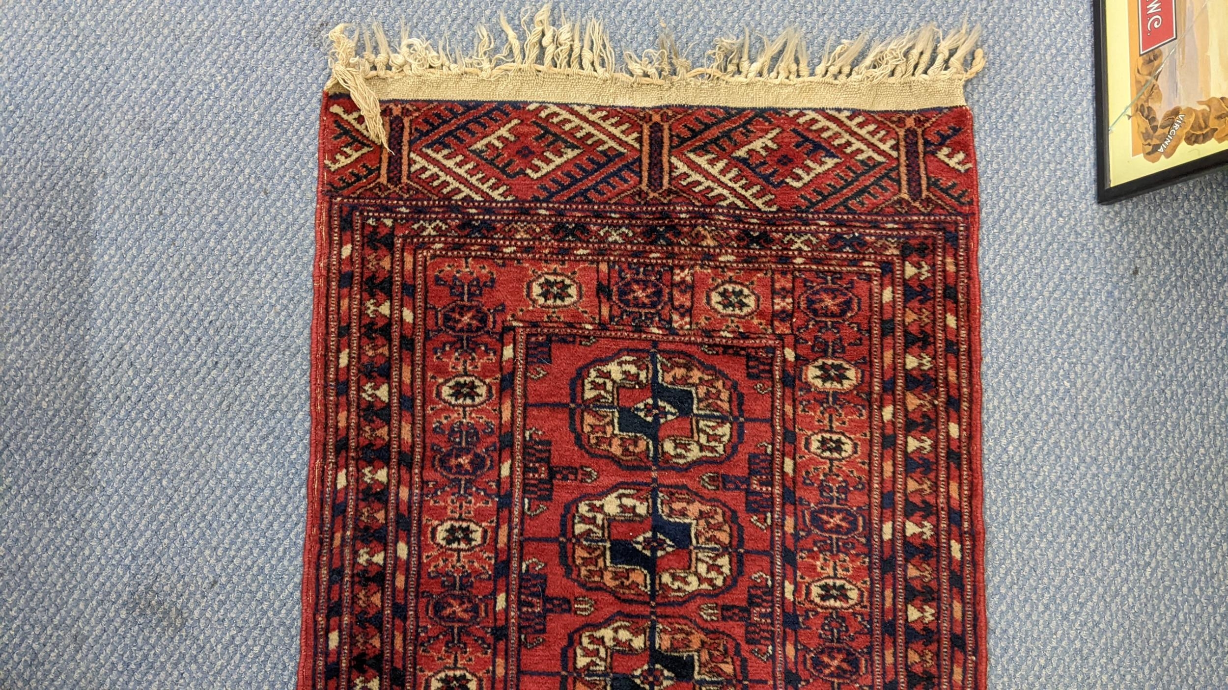 A hand woven Persian design red ground small rug having elephant foot motifs and multiguard borders, - Image 3 of 4