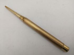 A 9ct gold propelling pencil, marked 375 probably London 1937 (gross weight 19.9g) Location: CAB5