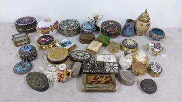 A mixed lot of mainly trinket boxes to include cloisonne examples, Leonardo collection and others