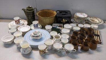 Ceramic and pottery tableware to include a coffee set, tea set and other items Location: 10.3