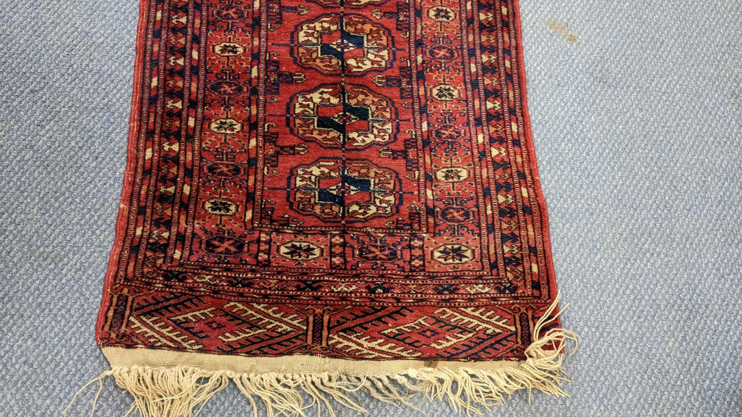 A hand woven Persian design red ground small rug having elephant foot motifs and multiguard borders, - Image 2 of 4