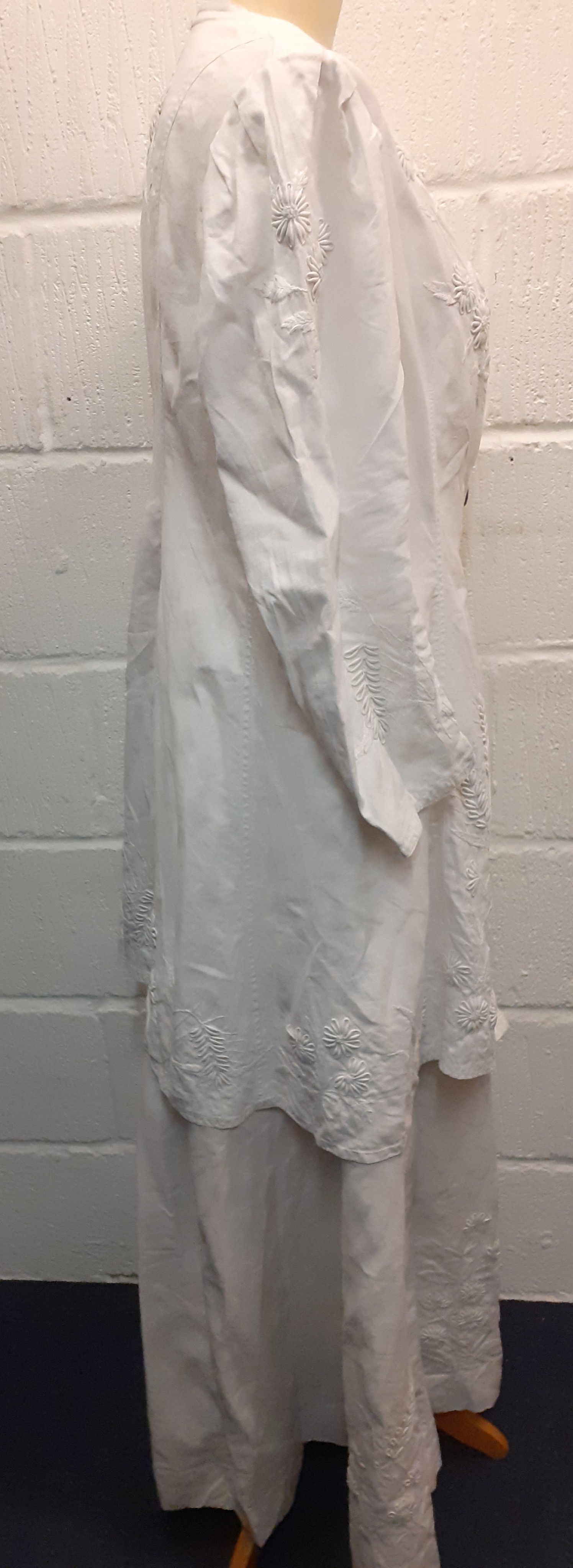 A late 19th/ early 20th Century white cotton and embroidered driving outfit comprising a longline - Image 5 of 9
