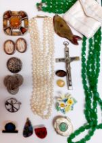 Vintage costume jewellery to include brooches and clips, a simulated multi-string pearl necklace