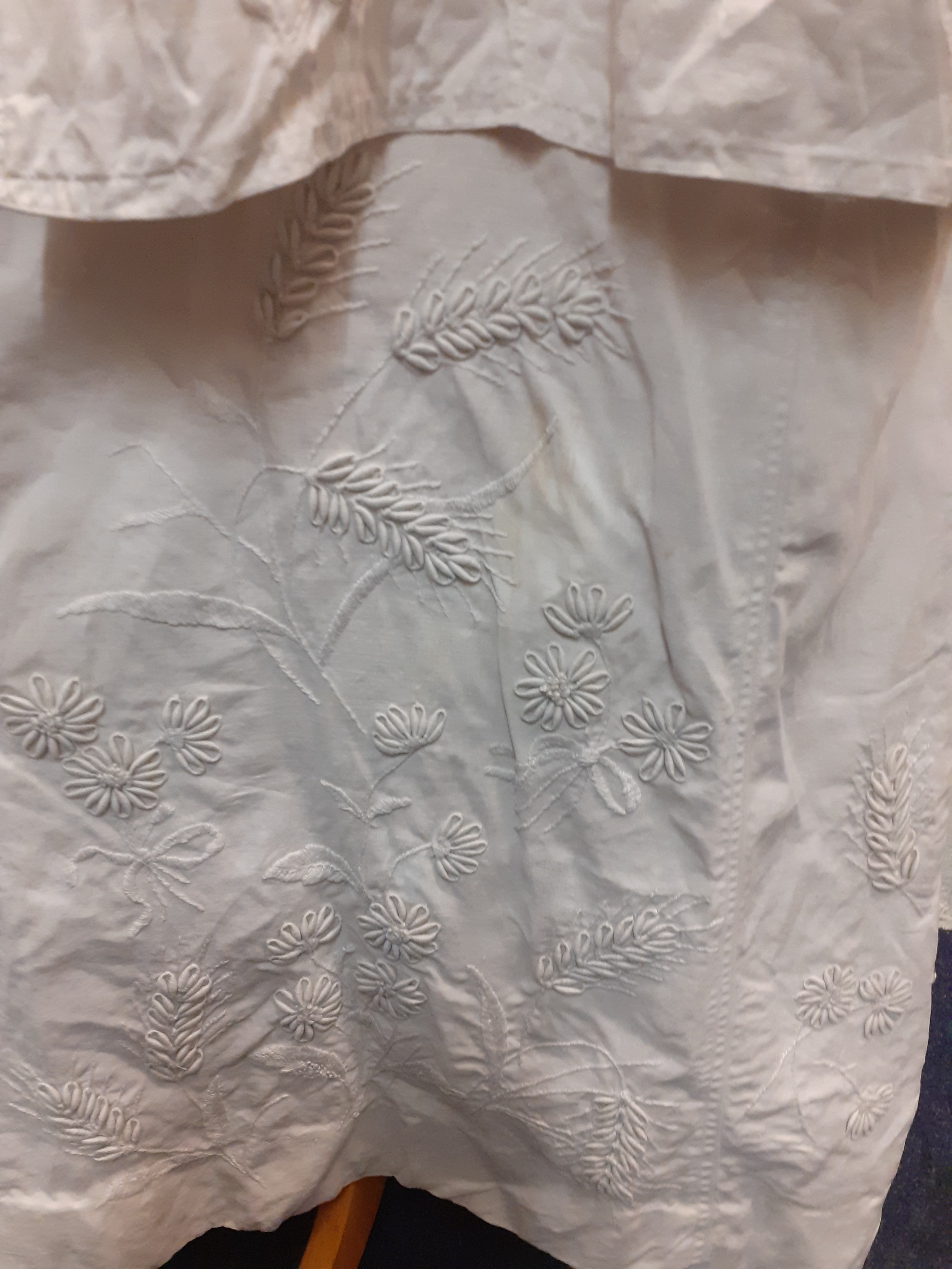 A late 19th/ early 20th Century white cotton and embroidered driving outfit comprising a longline - Image 4 of 9