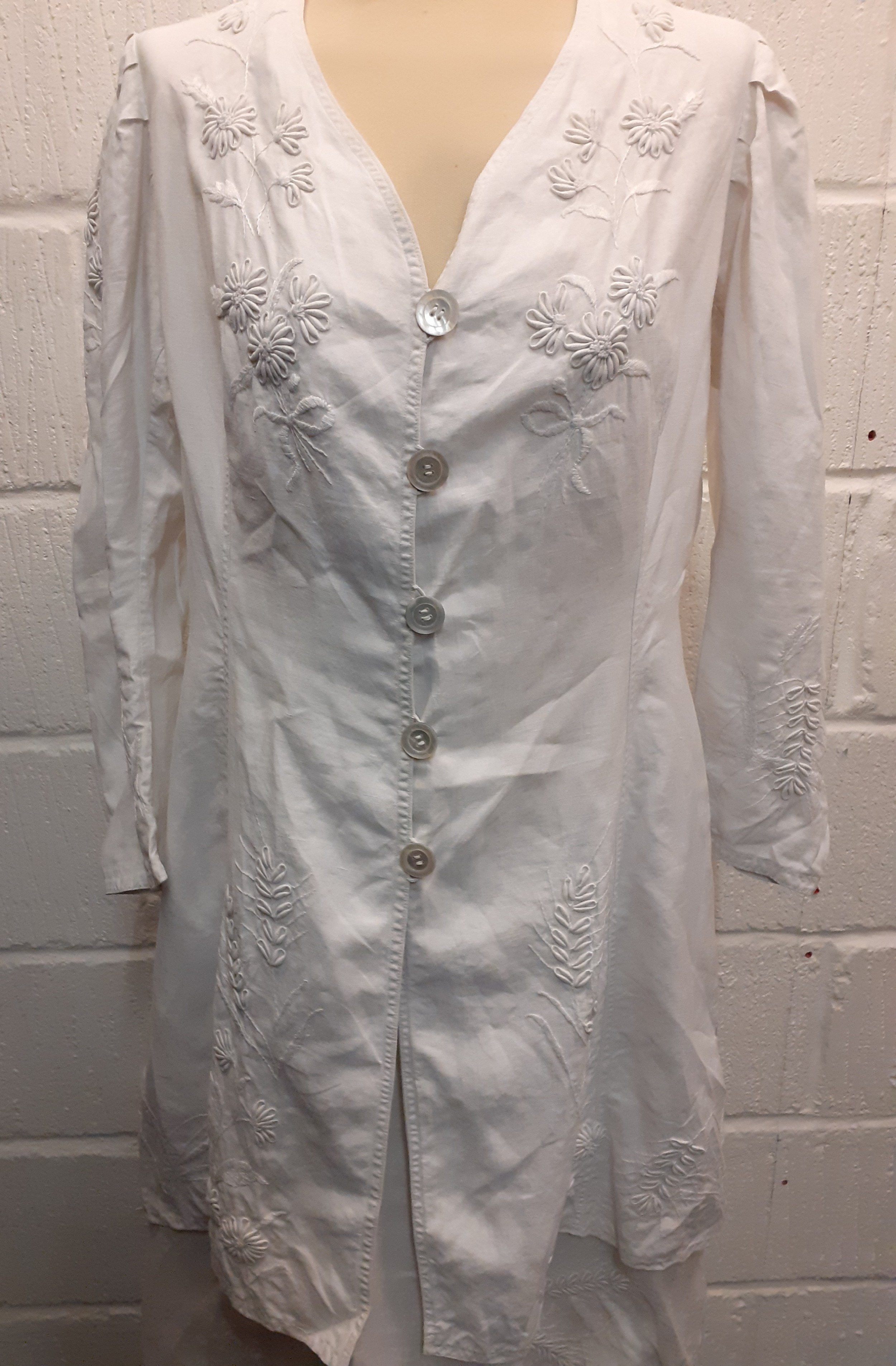 A late 19th/ early 20th Century white cotton and embroidered driving outfit comprising a longline - Image 2 of 9