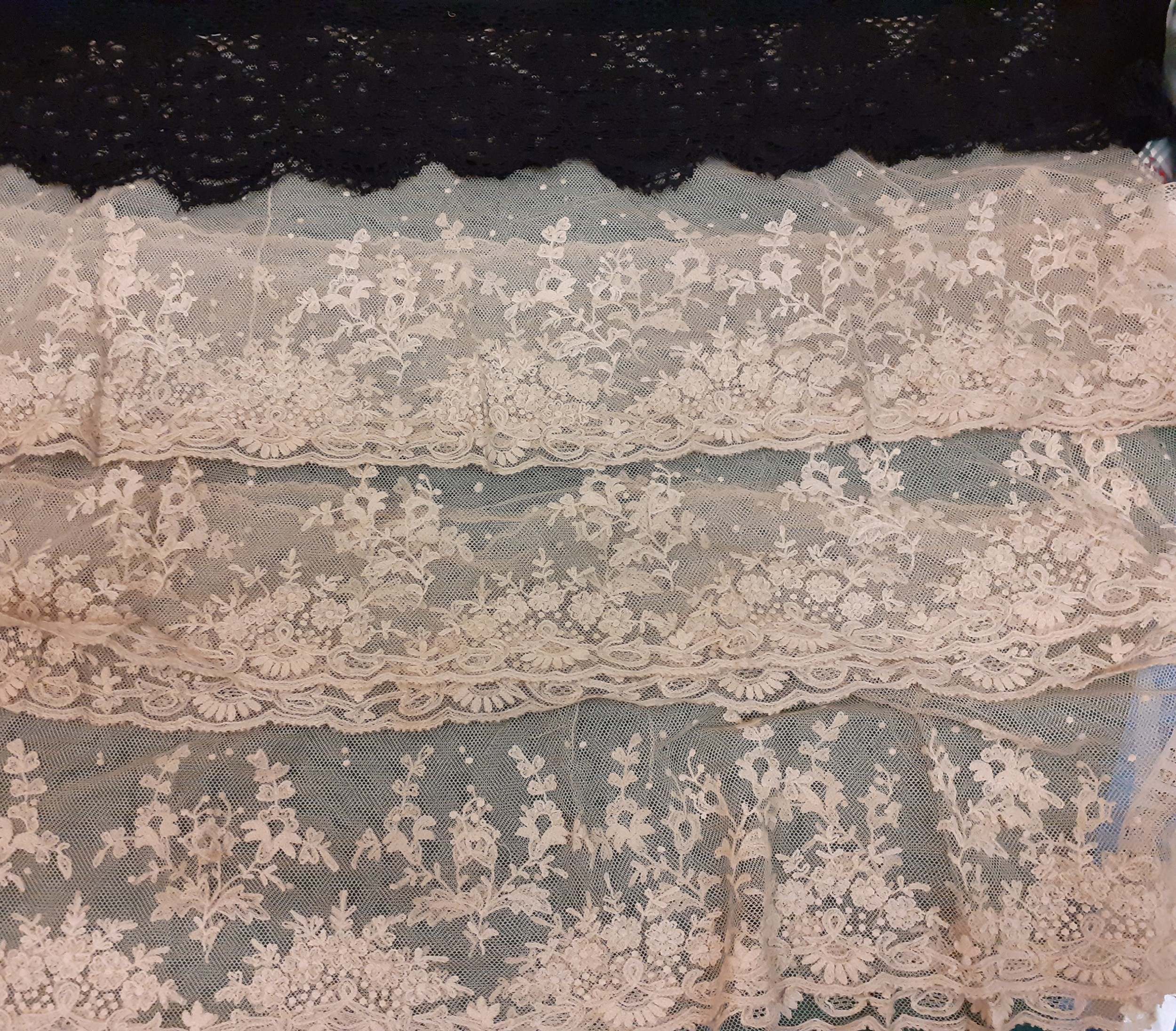 A quantity of 19th and early 20th Century lace trimmings and insertions to include an Alencon - Image 4 of 8