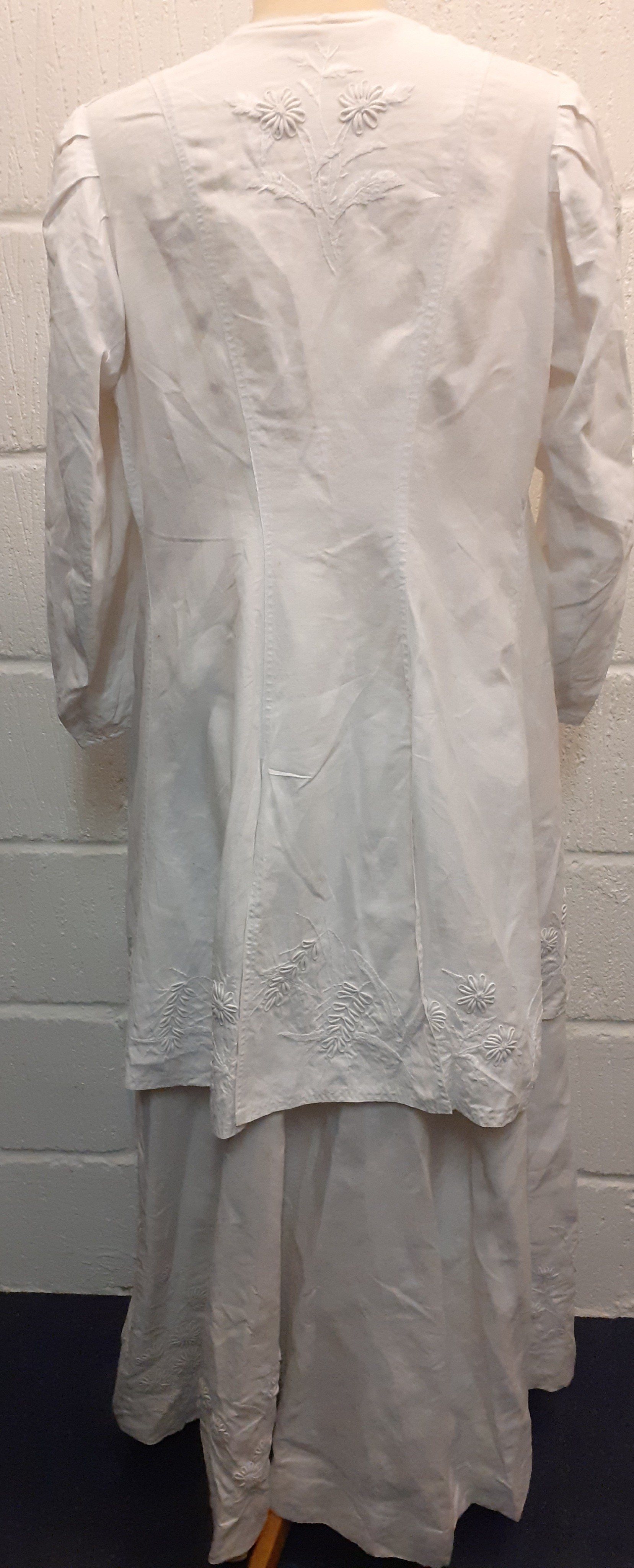 A late 19th/ early 20th Century white cotton and embroidered driving outfit comprising a longline - Image 6 of 9