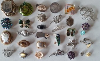 Late 19th/early 20th Century costume jewellery and later to include a Victorian pinchbeck brooch
