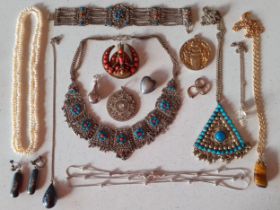 Vintage costume jewellery to include an Indian gold tone and red coral brooch of a seated