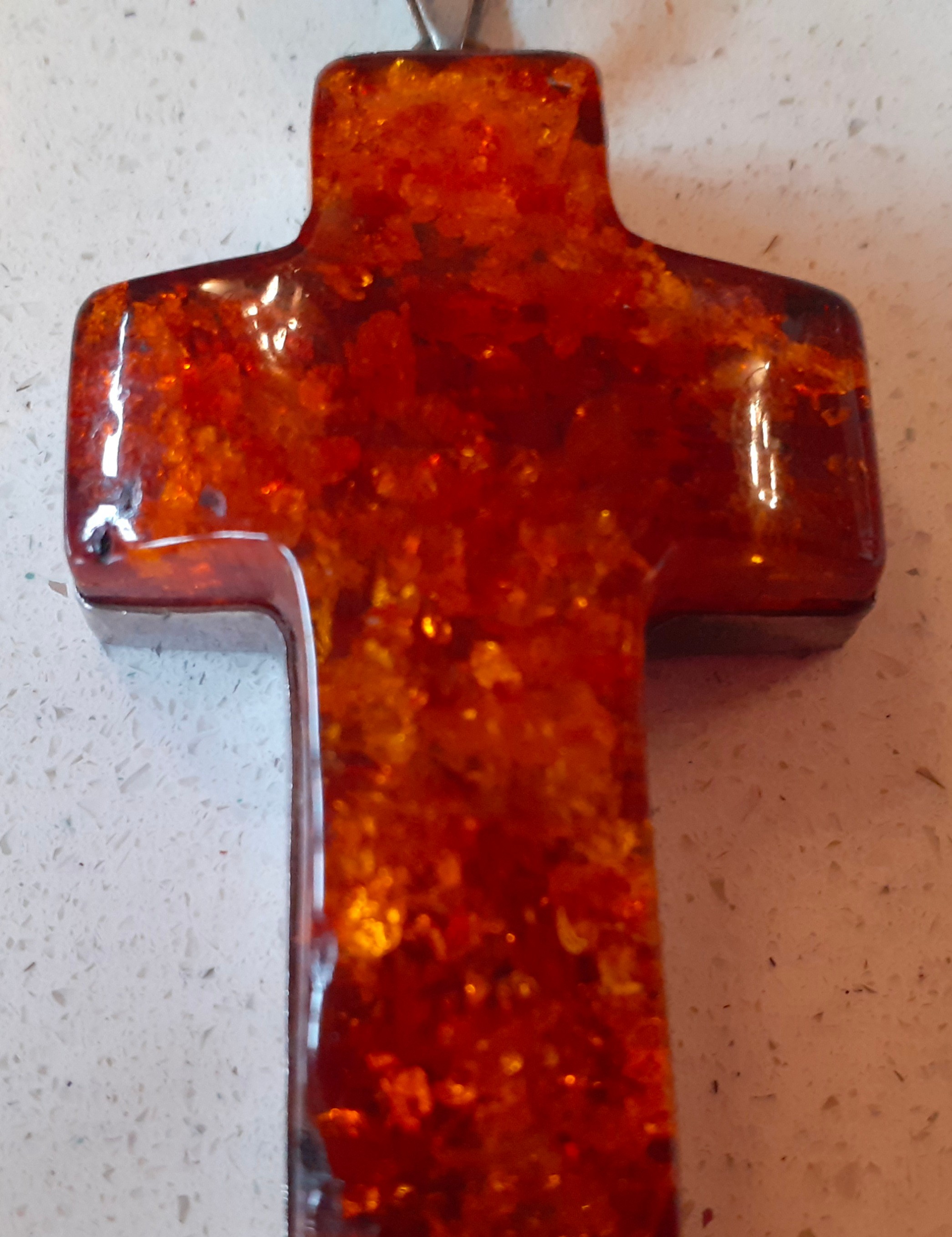 A quantity of vintage costume jewellery, mainly late 20th Century to include a Baltic amber cross - Image 3 of 11