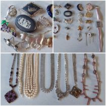 A quantity of mid to late 20th Century costume jewellery to include a Thai silver Niello brooch