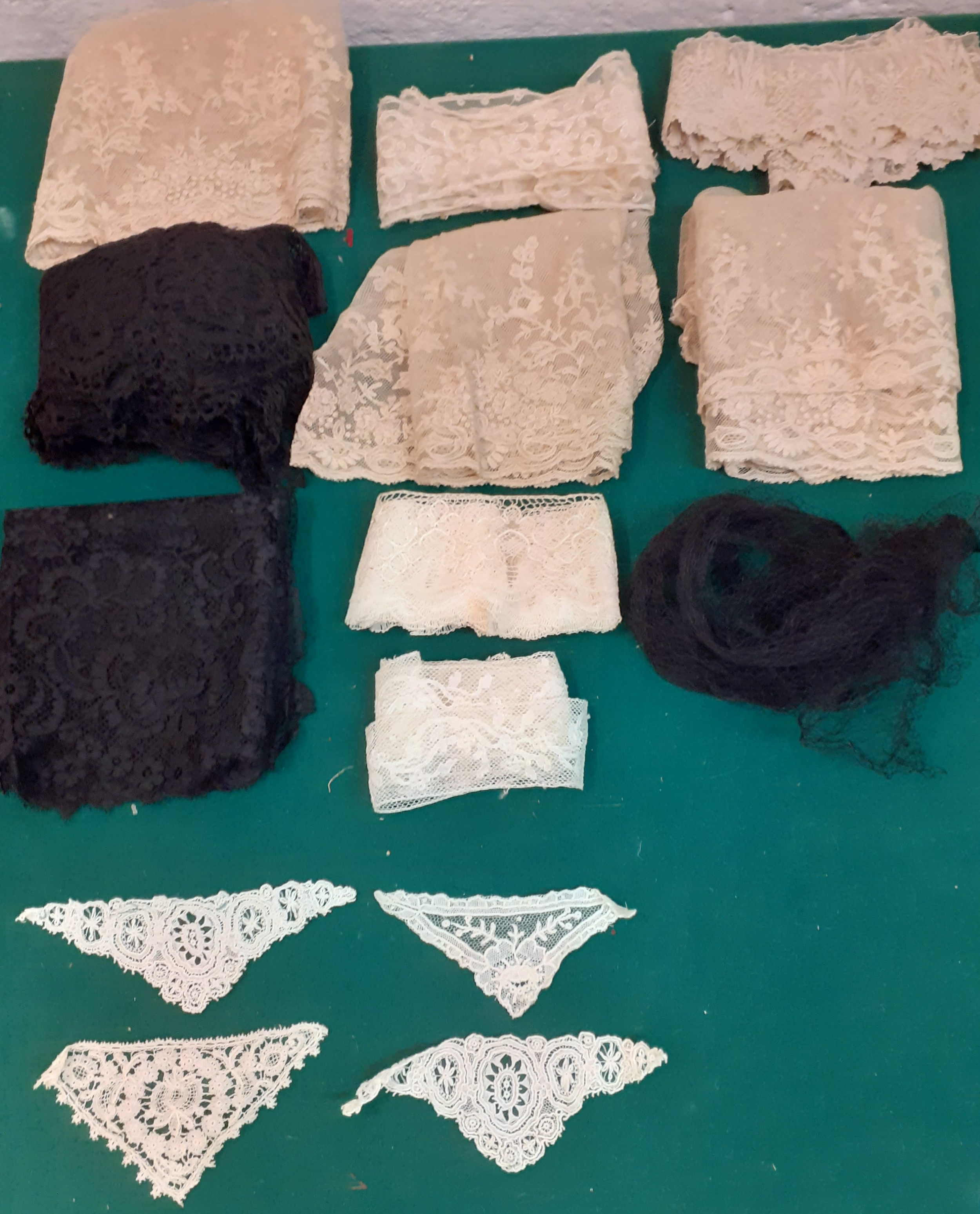 A quantity of 19th and early 20th Century lace trimmings and insertions to include an Alencon - Image 6 of 8