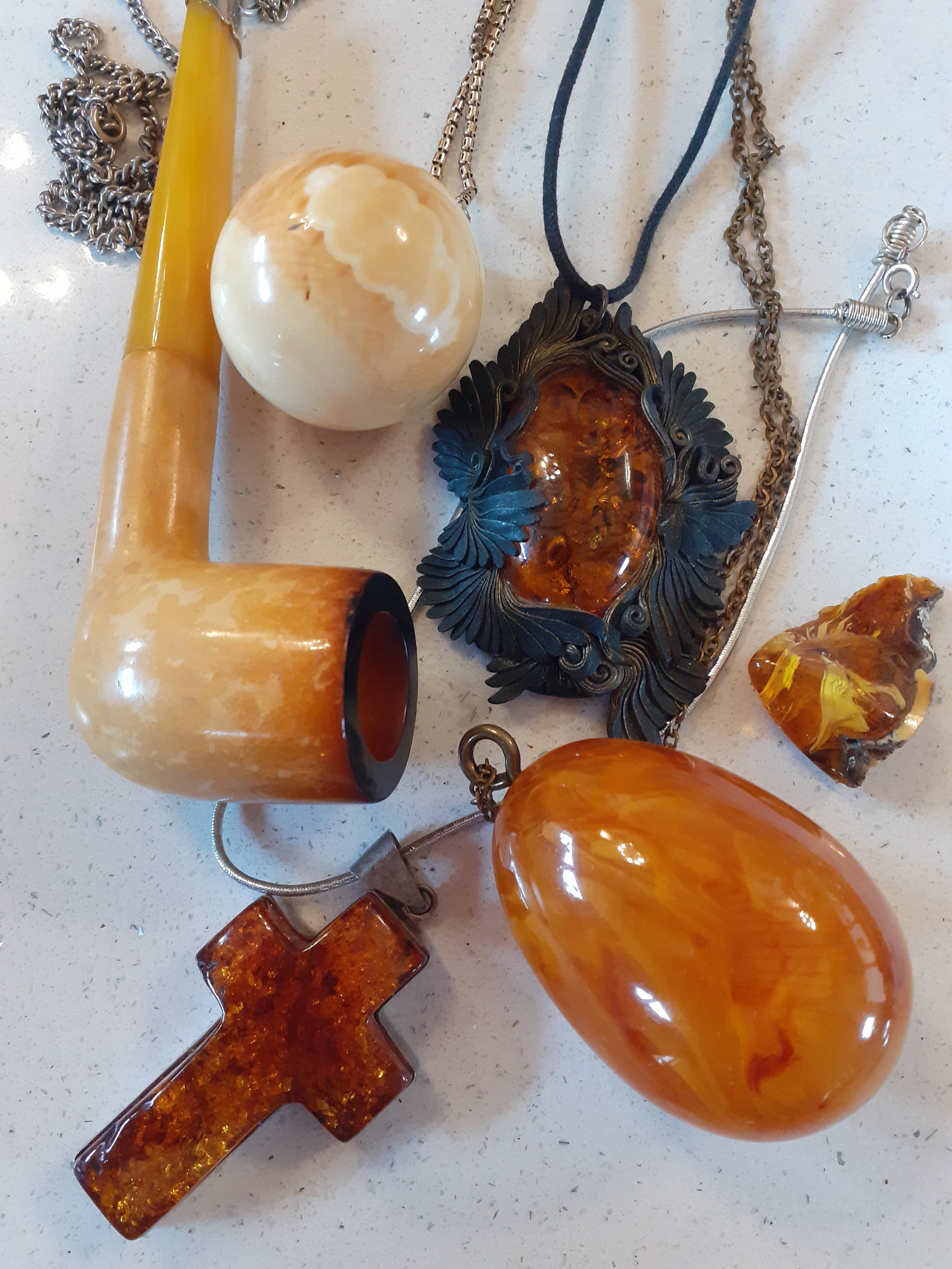 A quantity of vintage costume jewellery, mainly late 20th Century to include a Baltic amber cross - Image 4 of 11